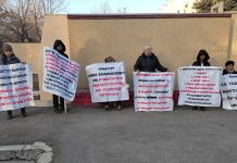 В Бишкеке митингуют родные девочки, которая скончалась в школе №87