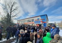 Талас: Мирлан Назарбековдун тарапташтары митингге чыгышты