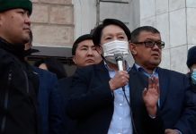 Глава ЦИК вышла к митингующим. Они потребовали ее отставки