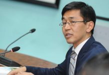 Политолог: Недостаточно слушаться общества, оно может ошибаться. Общество нужно еще и воспитывать