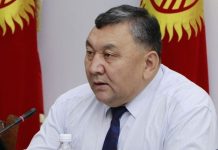 Марат Иманкулов обратился к митингующим у здания ЦИК представителям партий