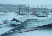 Казакстанда катуу шамалдан улам өспүрүм кулап түшүп, каза болду