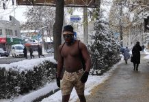 Фото: Полуголый афроамериканец на улицах заснеженного Бишкека рассмешил соцсети