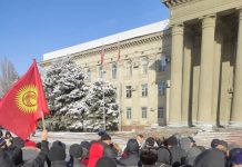 «Жер-Ынтымак» конушунун жүздөгөн жашоочулары митингге чыгышты