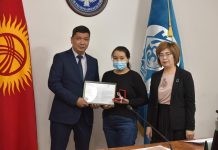 Балдар үйүнүн алты бүтүрүүчүсүнө батирлердин ачкычы тапшырылды