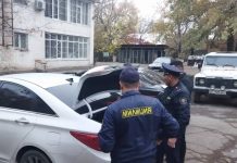 Патрульные нашли у водителя в Бишкеке оружие и наркотики. Фото