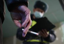В Бишкеке штрафуют за курение в общественных местах