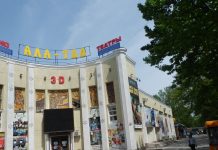 Бишкекте эски жарнамалык конструкциялар алынды