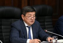 Жапаров Сокулук районунун Ороктогу жерлерди трансформациялоо жөнүндө токтомго кол койду