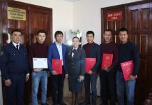 Талас ОИИБдин жетекчилиги ЖМКнын өкүлдөрүнө сыйлыктарды тапшырды