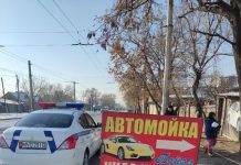 Милициянын кайгуул кызматы туура эмес орнотулган көрнөк-жарнактар үчүн 22 000 сом айып салды