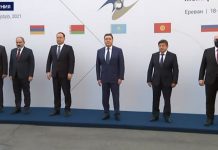 Михаил Мишустин сүрөткө түшүү аземинде беткабын чечпей койду