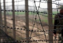 Таджикские пограничники потребовали от граждан КР прекратить установку ограждения на границе