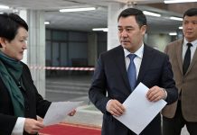 ФОТО. Глава ЦИК на одном из участков показала президенту, как завтра будут голосовать