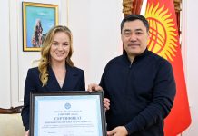 Мамлекет башчысы Валентина Шевченкого 1 млн сомдук сертификат берди