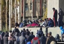 Тажикстандын Хорог шаарынын ондогон тургундары митингге чыкты