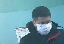 ФОТО. На участок для голосования пришли люди с печатями на медмасках