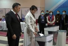 Садыр Жапаров и первая леди КР проголосовали на выборах депутатов в ЖК. ФОТО