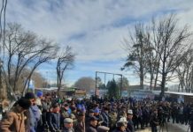 В Кара-Бууринском районе митингуют сторонники кандидата в депутаты Назарбекова