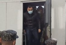 Равшану Джеенбекову не изменили меру пресечения для участия в выборах. В суде произошел скандал