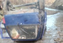 В Узгенском районе легковушка упала в овраг, двое погибли