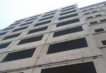 В Бишкеке спасатели уговорили парня не прыгать с 9-го этажа