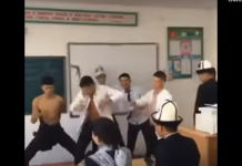 Жарым жылаңач болуп бийге түшкөн окуучулар сынга кабылды