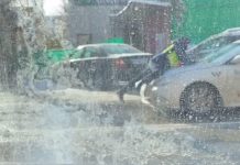 Таксиста, прокатившего на капоте патрульного в Бишкеке, задержали