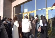 Улуттук тарых музейин көрүүгө келгендер кезекте турат