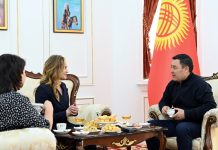 Валентина Шевченко вручила Садыру Жапарову подарки, а он ей — 1 млн сомов