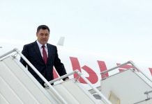 Садыр Жапаров кимдер менен Түркияга учту. Тизме