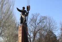 В Бишкек привезли точную копию памятника Герою СССР И.В.Панфилову. Фото