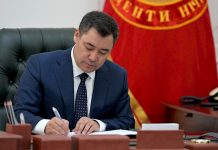 Садыр Жапаров бир нече кодекстерге кол койду