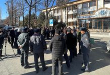 Ошто Папан айыл өкмөтүнөн көмүр ташыган 20дай айдоочу митингге чыгышты