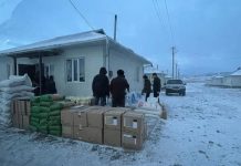 На Алае памирские кыргызы получили матпомощь от имени президента