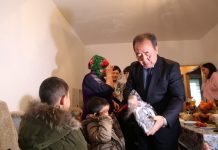 Репатриированным из Ирака детям передали подарки от имени президента