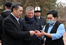 Президент интернатка 1 миллион сомдук сертификат тапшырып, камкор жарандар сатып берген кичиавтобустун ачкычын берди