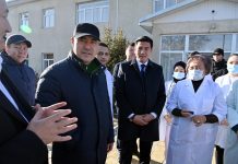 Садыр Жапаров Каракол шаарында орун алган жаңы гемодиализ борборуна барды