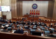 Садыр Жапаров депутаттардын айлыгын кыскартты