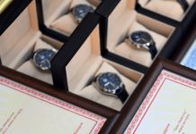 Президент эки манасчыга энчилүү саат ыйгарды