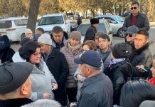 УКМКнын алдына Акматбек Келдибековдун 30 чакты тарапташы чогулду