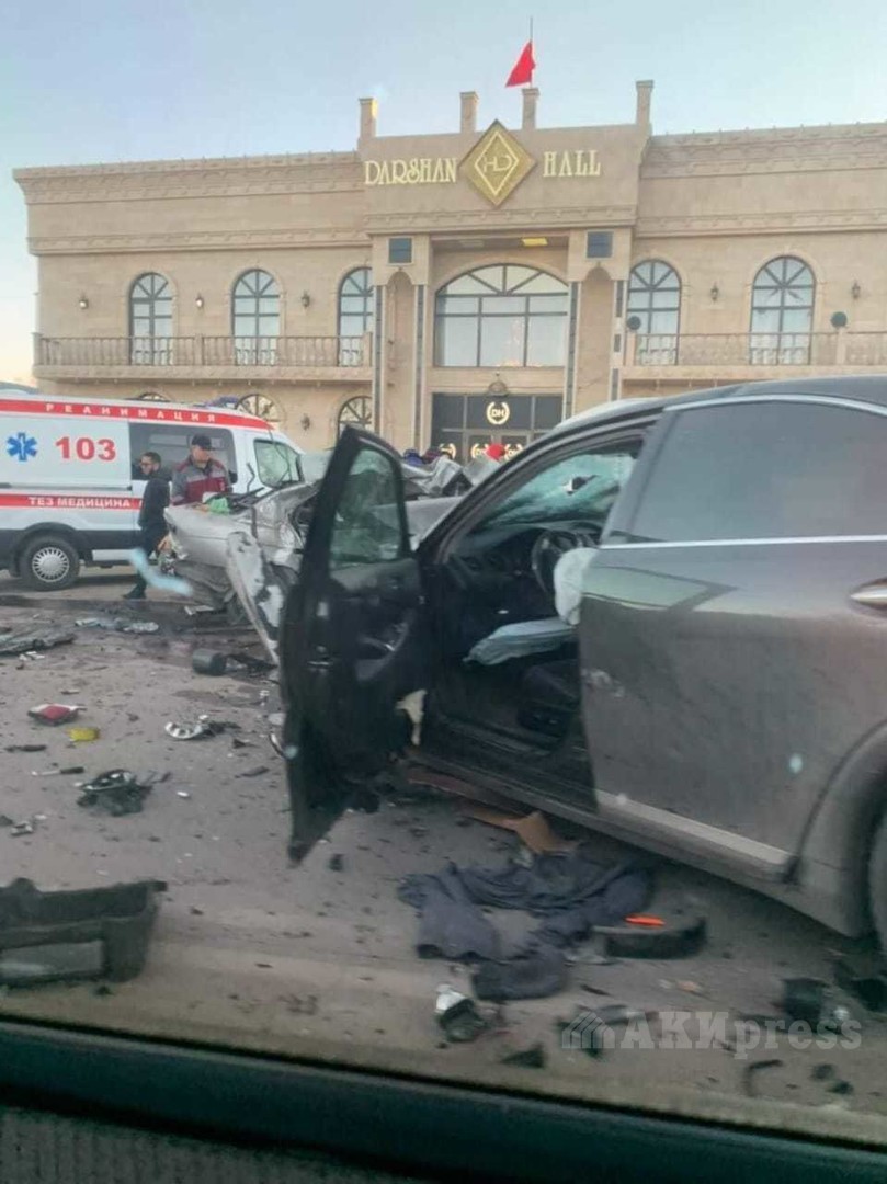 1277970.9269691619a3374f90c988557dcb8fb3 Машину после ДТП разорвало на части в Бишкеке. Есть жертвы