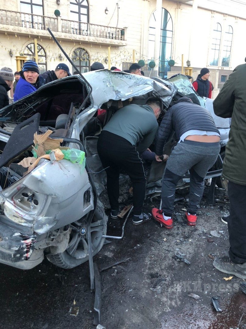 1277974.c34a5c355f54a64e2e5459fece255a94 Машину после ДТП разорвало на части в Бишкеке. Есть жертвы