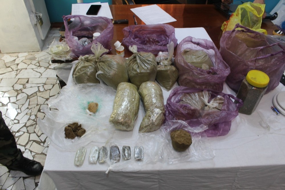 1278746.b8fe202a138c2eb294fb1ed23ad84264 В колонии Молдовановки нашли 8,6 кг наркотиков, 275 литров браги и холодное оружие. ФОТО