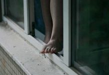 В Бишкеке девушка хотела спрыгнуть с 8-го этажа. Милиция ее отговорила