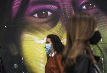 «Омикрон»: в Европе возвращают карантин, по всему миру приостанавливают полеты