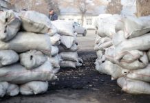 Борбордо аз камсыз болгон үй-бүлөлөлөргө көмүр берилди