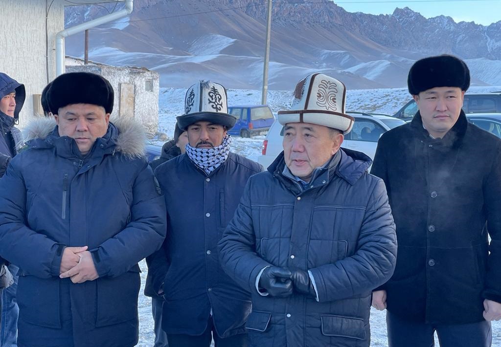 2 6 На Алае памирские кыргызы получили матпомощь от имени президента