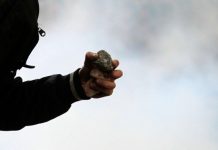 Таджики закидали камнями машины кыргызстанцев. Пограничники применили оружие