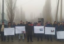 Таласта Равшан Жээнбековду абактан бошотуу талабы менен анын тарапташтары митингге чыгышты